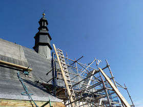 Dacharbeiten an St. Crescentius (Foto: Karl-Franz Thiede)